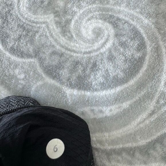 Women's Lululemon Think Fast Pullover - Picture 6 of 6